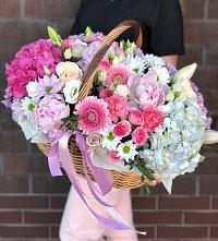 Цветочная композиция из Розы, Хризантемы, Пионы и Лизиантусы в корзине в Фалёнки
